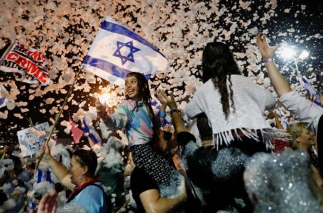 Israël : des milliers d’Israéliens dans la rue pour fêter le départ de Netanyahou